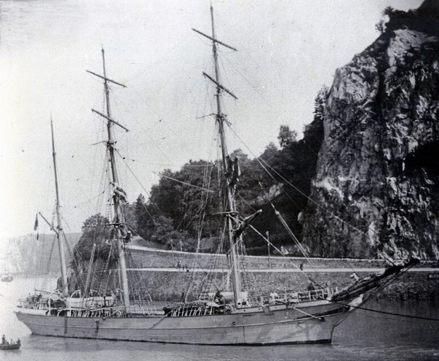 The 'Mandalay' under tow on the Avon River, Bristol, England. Source: WNDHS.