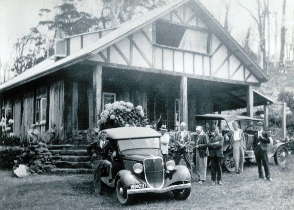 Tinglewood Homestead with guests. Frank Skinner Thompson 4th from left, Frank Thompson 5th from left (c1930)